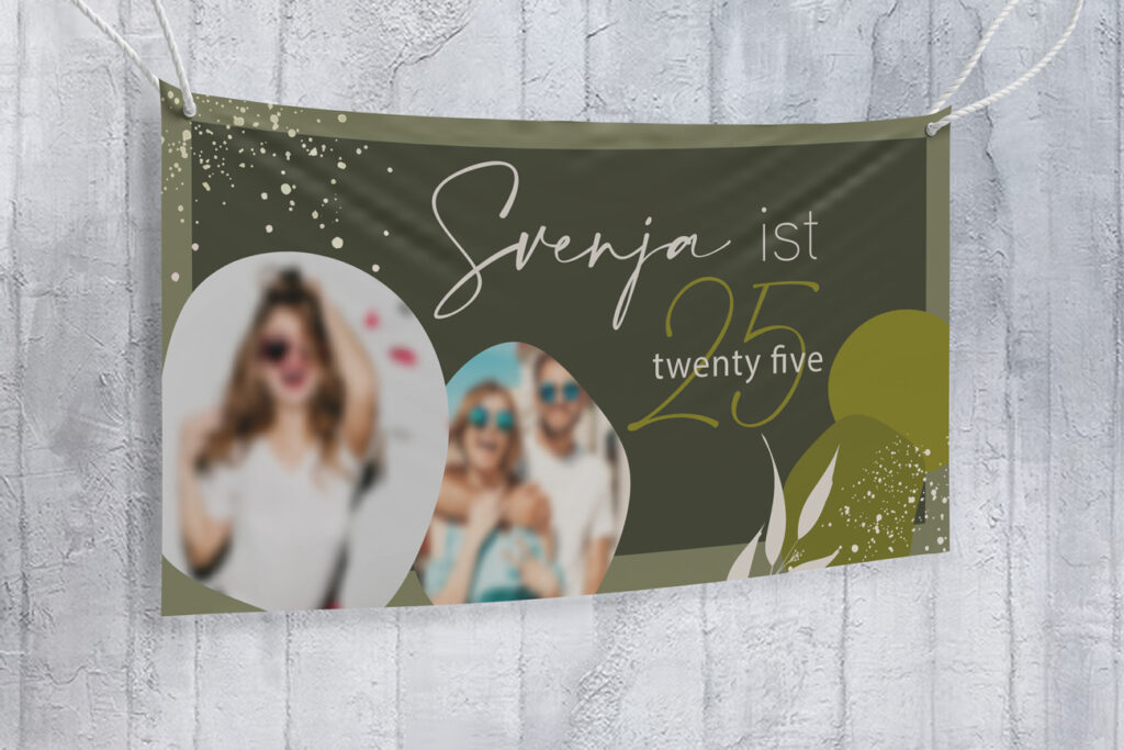 Geburtstagsbanner in Olivgr&uuml;n h&auml;ngt an Holzwand