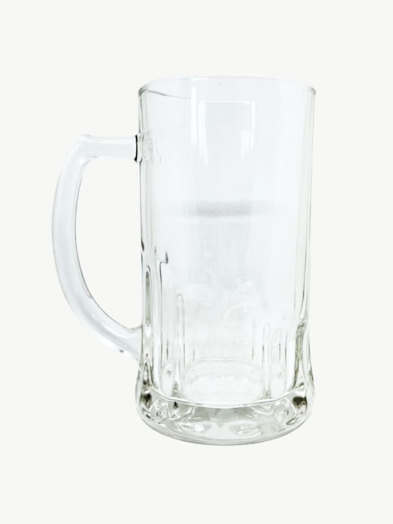 Klarer Bierkrug aus Glas mit Henkel auf hellem Hintergrund