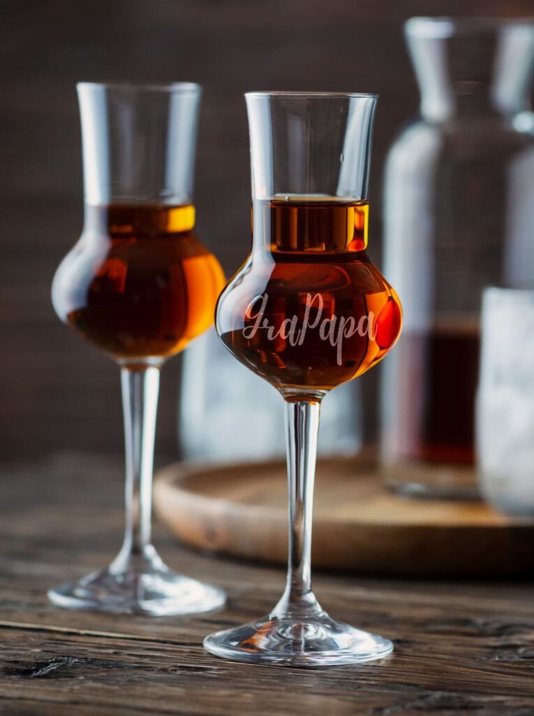 Zwei Grappagläser, vorderes mit Gravur „GraPapa“