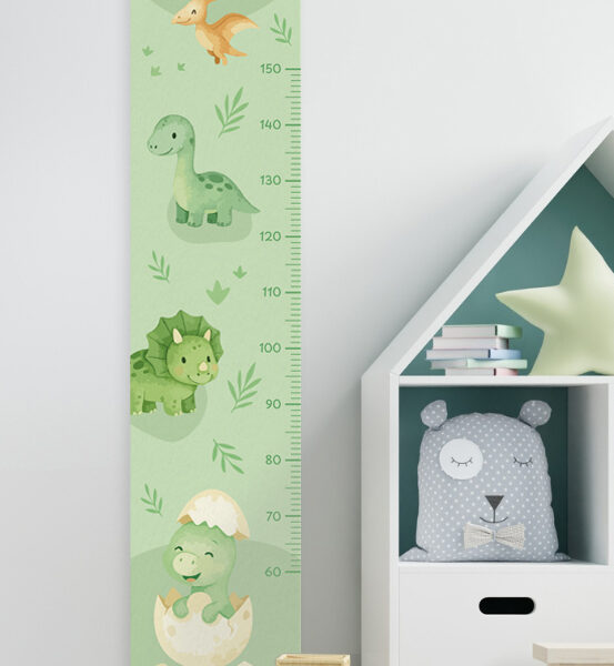 Kindermesslatte in grün mit Dinosaurier-Motiv hängt im Kinderzimmer