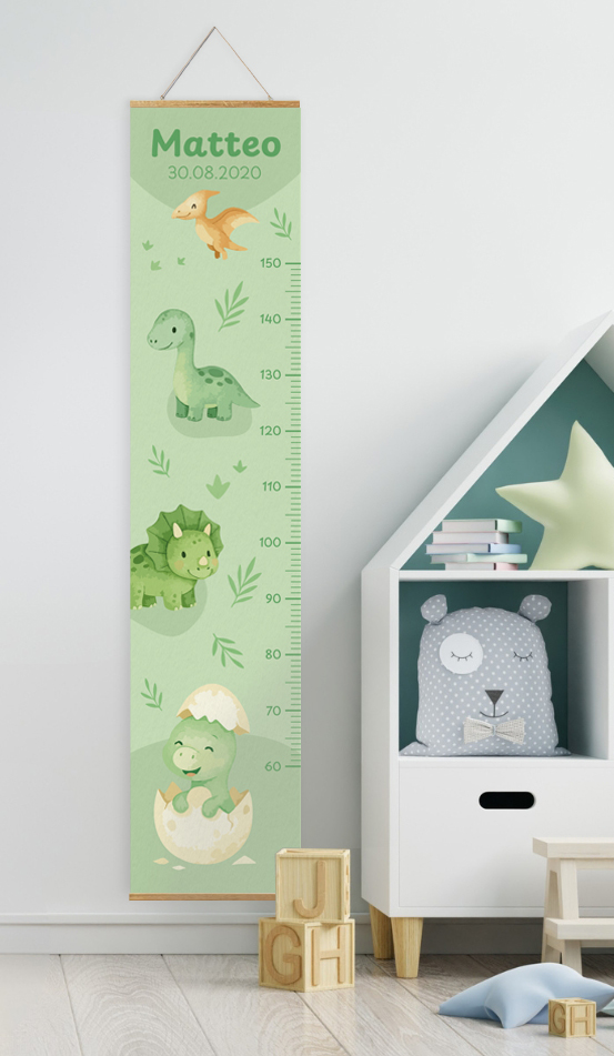 Kindermesslatte in grün mit Dinosaurier-Motiv hängt im Kinderzimmer