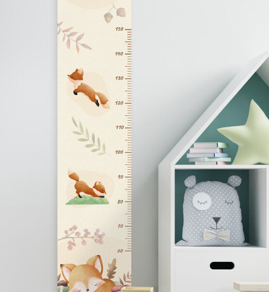 Kindermesslatte mit Fuchs-Motiv hängt im Kinderzimmer