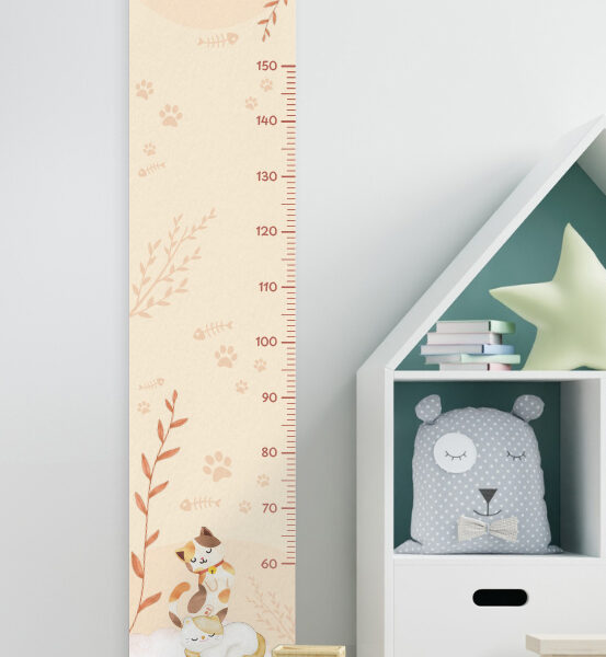 Kindermesslatte mit Katzen-Motiv h&auml;ngt im Kinderzimmer