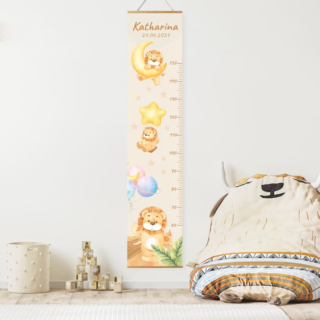 Kindermesslatte Löwe Lio im Kinderzimmer