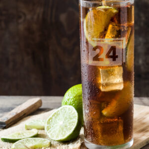 Longdrinkglas mit Gravur „24“, Cola, Eis und Limettenscheiben