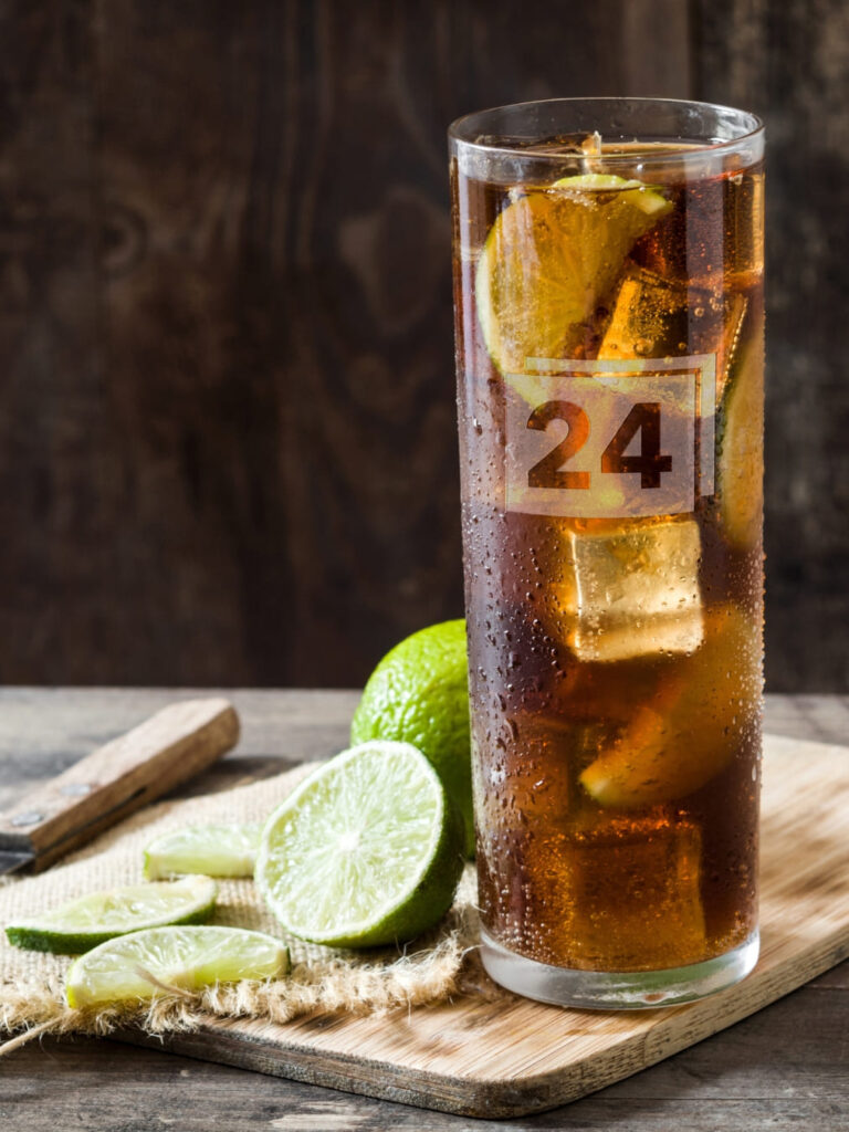Longdrinkglas mit Gravur „24“, Cola, Eis und Limettenscheiben