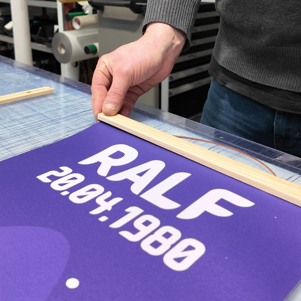 Posterleisten werden an Kindermesslatte befestigt